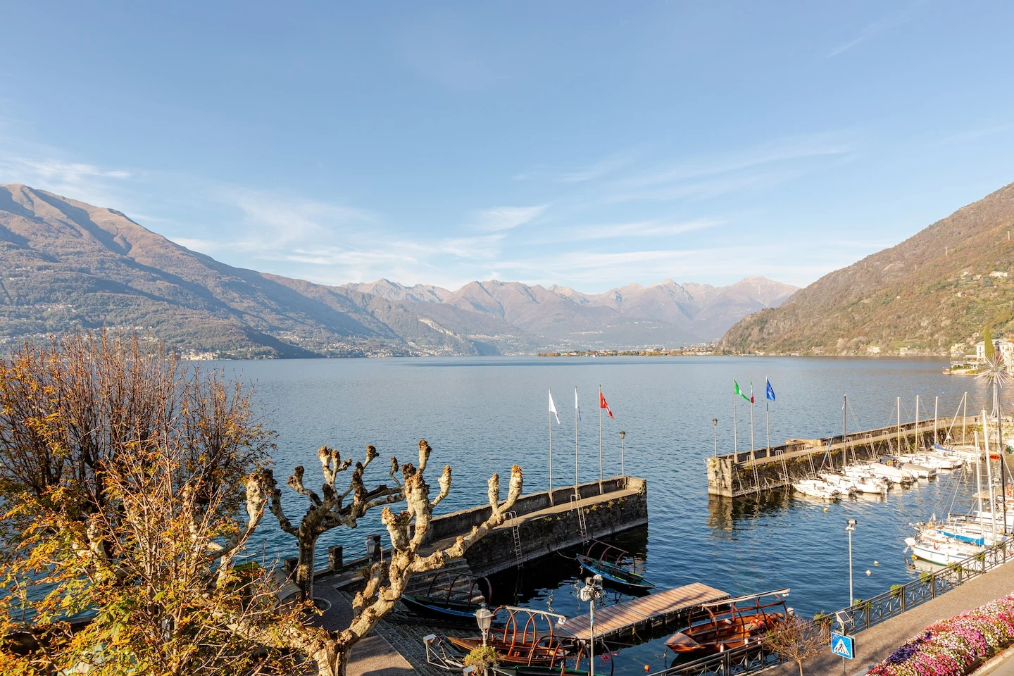 Il Lago di Como e il porticciolo visti da Apartment Laghée