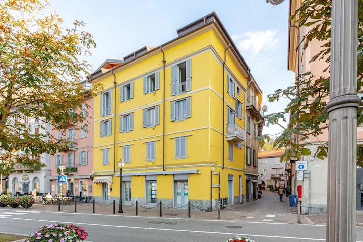 La palazzina gialla sul lungolago di Bellano
