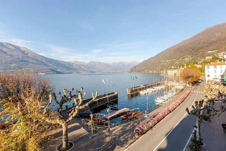 Il lungolago e il porticciolo di Bellano